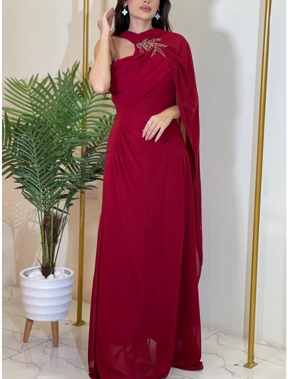 Abito da sera a trapezio, elegante, formale, con strascico a ruota, rosso e verde, senza maniche, in chiffon con pieghe, spalle arricciate e fiori